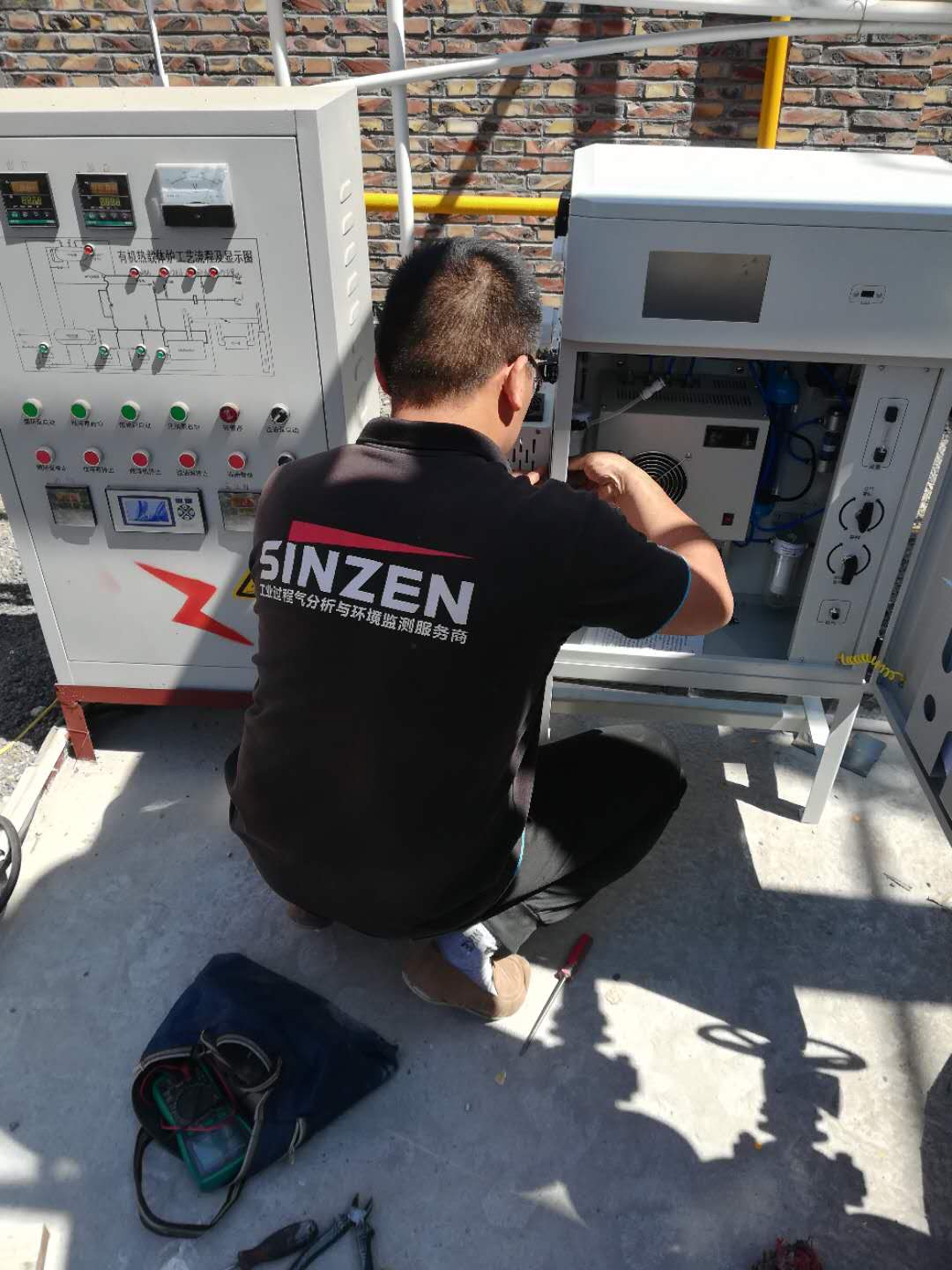 從事研發(fā)多年的老師，正在向大家展示預(yù)處理設(shè)備的安裝